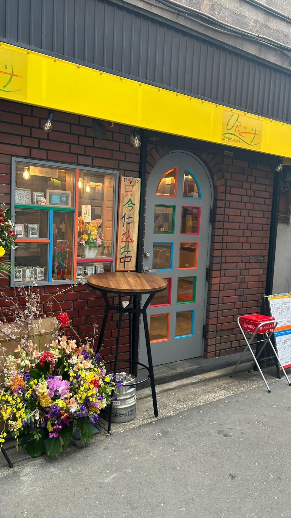 花が飾られた昼の店先