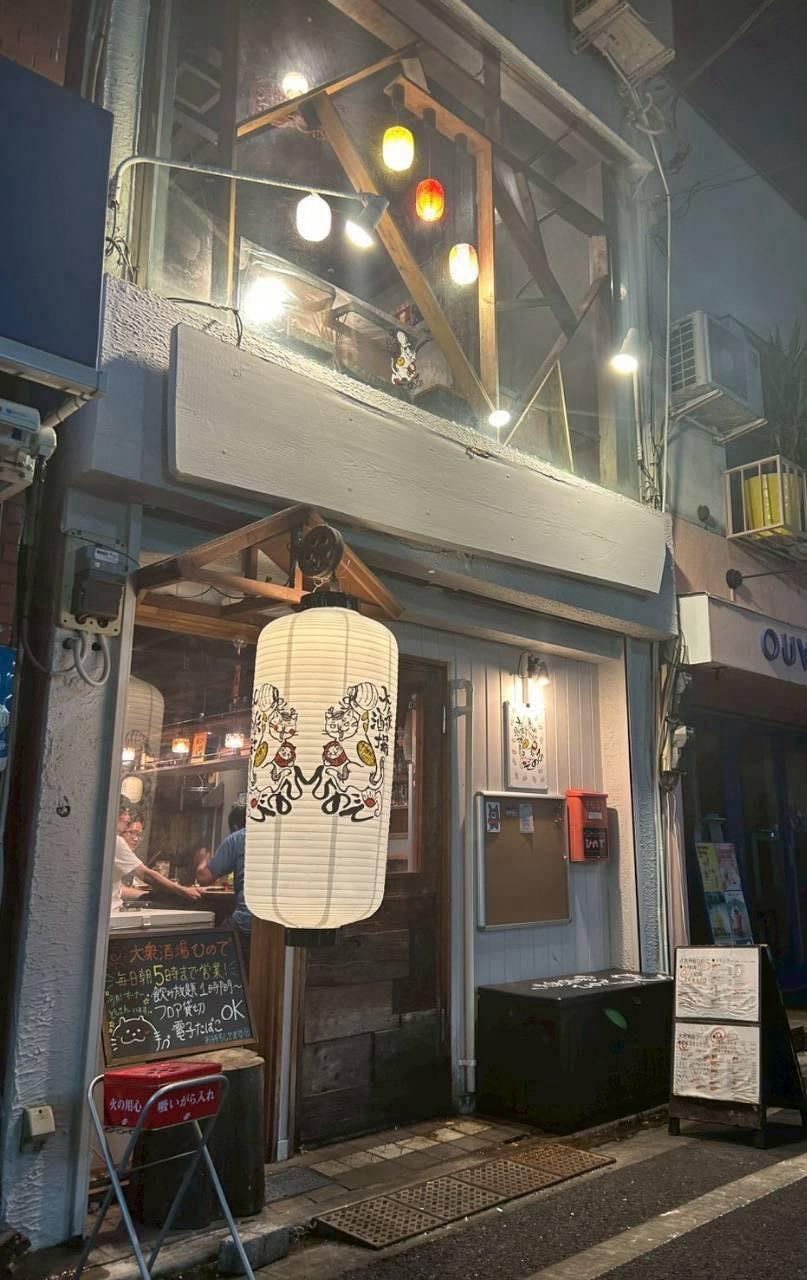 提灯がともる夜の店先