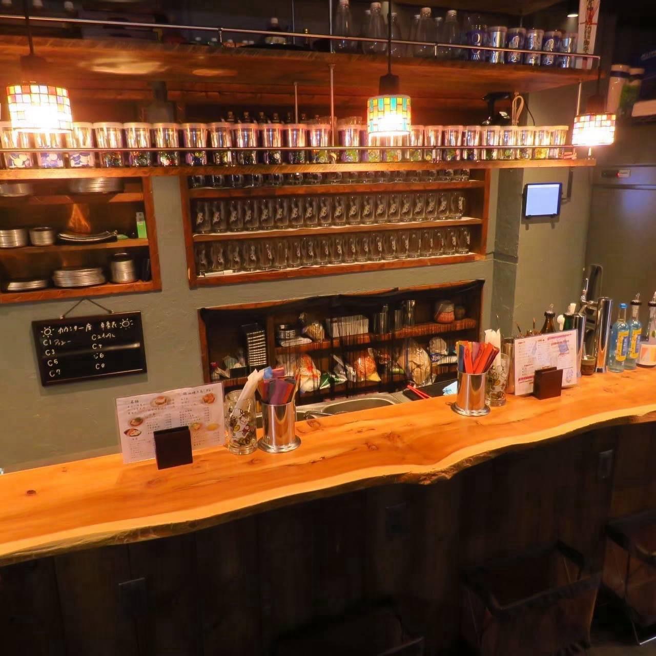 一枚板のカウンターと酒棚