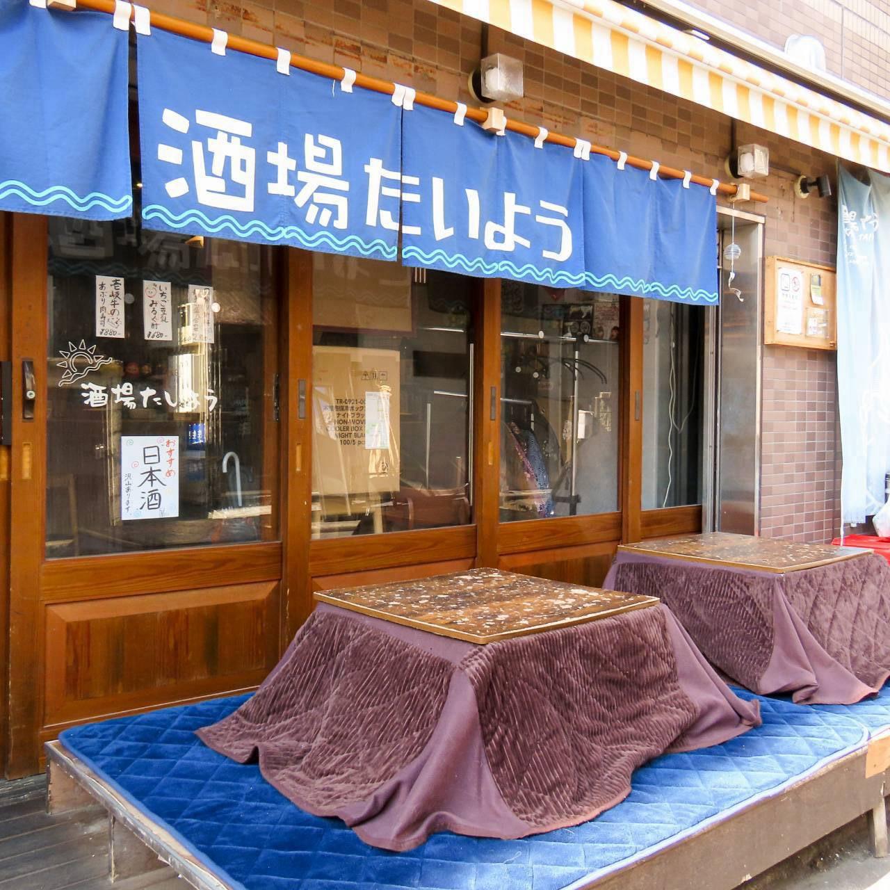 のれんとこたつ席のある店先